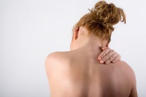 Nackenschmerzen wirksam bekämpfen – So macht man das am besten